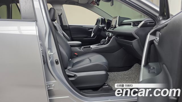 Toyota RAV4 2021 — photo 16