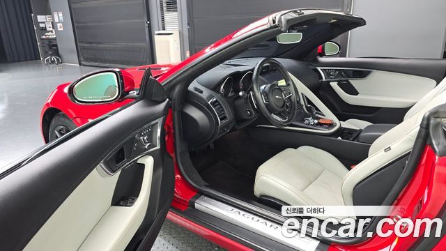 Jaguar F-TYPE 2019 — photo 10