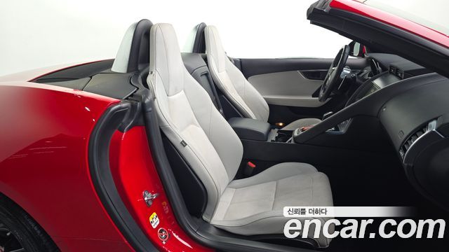 Jaguar F-TYPE 2019 — photo 11