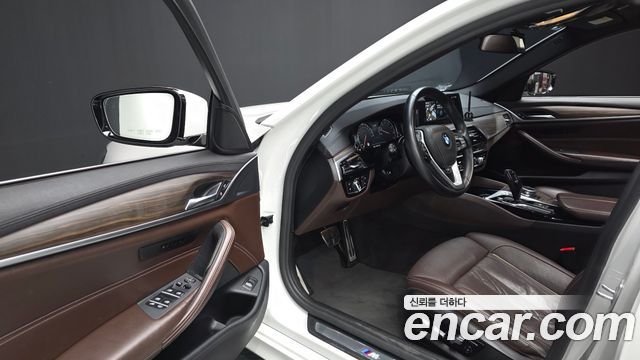 BMW 5-Series 2018 — photo 13