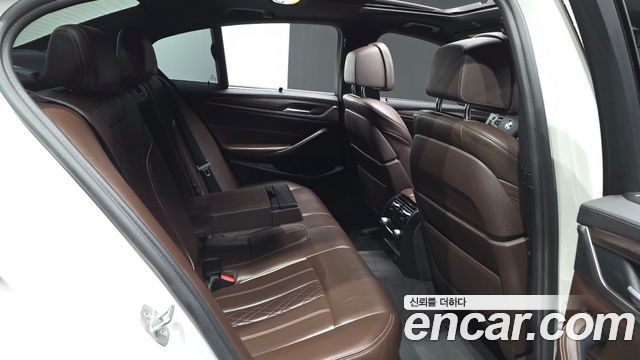 BMW 5-Series 2018 — photo 17