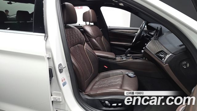 BMW 5-Series 2018 — photo 18