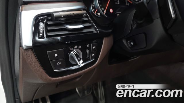 BMW 5-Series 2018 — photo 25