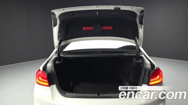 BMW 5-Series 2018 — photo 26