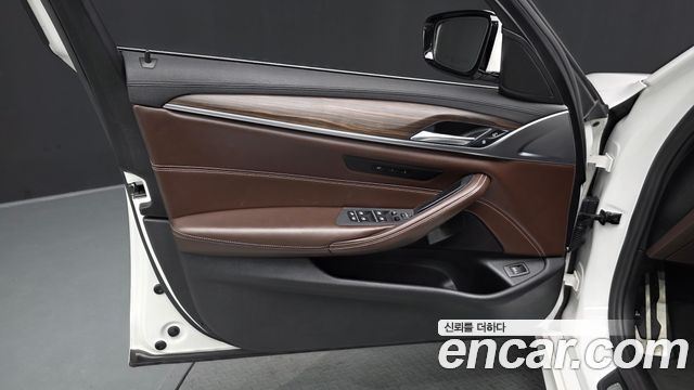 BMW 5-Series 2018 — photo 14