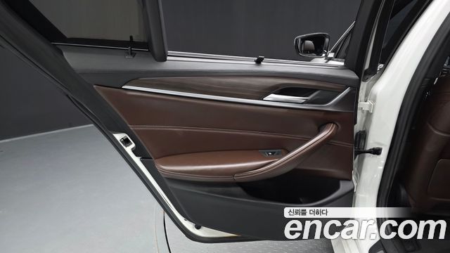 BMW 5-Series 2018 — photo 15