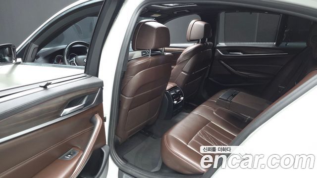 BMW 5-Series 2018 — photo 16
