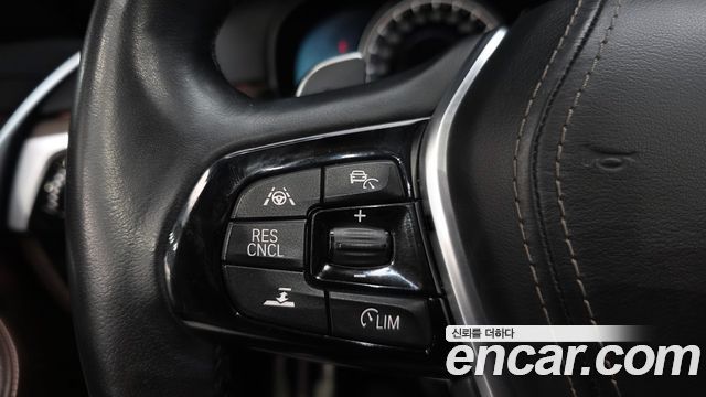 BMW 5-Series 2018 — photo 30