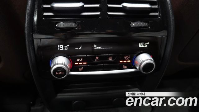 BMW 5-Series 2018 — photo 32