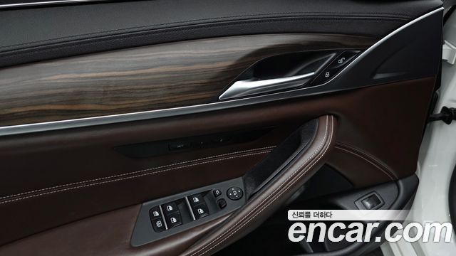 BMW 5-Series 2018 — photo 33