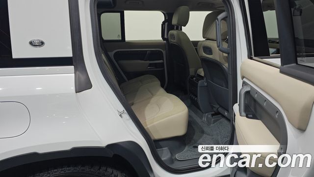 Land Rover Defender 2020 — photo 17