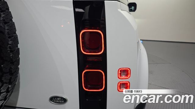 Land Rover Defender 2020 — photo 9