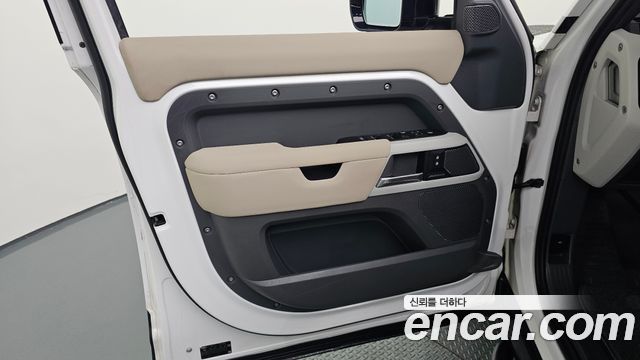 Land Rover Defender 2020 — photo 14