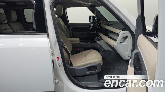 Land Rover Defender 2020 — photo 16