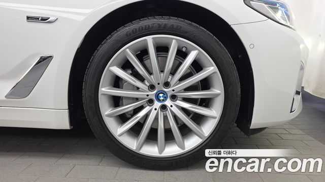 BMW 5-Series 2023 — photo 7