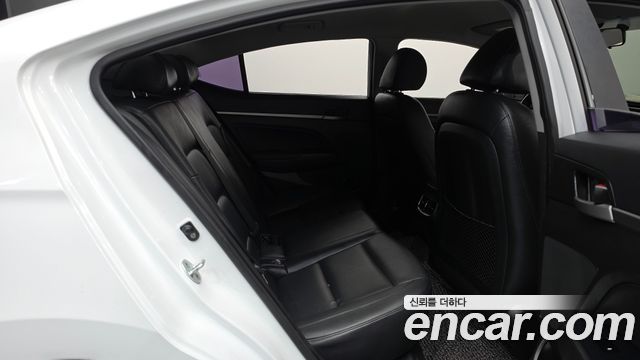 Hyundai AVANTE 2016 — photo 17