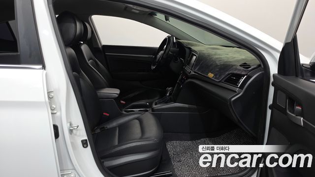 Hyundai AVANTE 2016 — photo 16