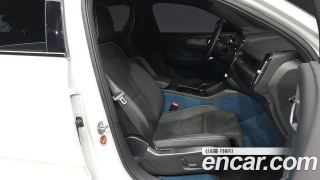 Volvo C40 2023 — photo 17