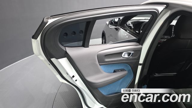 Volvo C40 2023 — photo 15