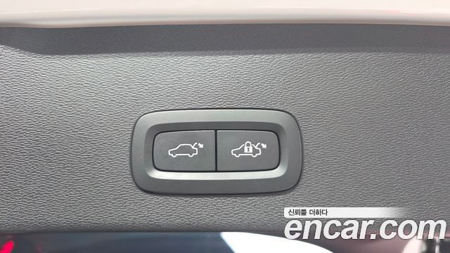 Volvo C40 2023 — photo 27