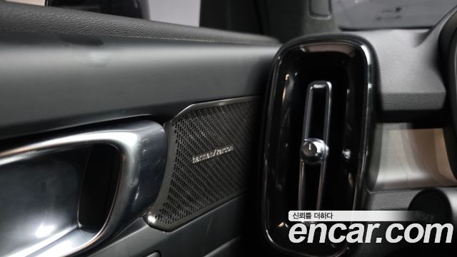 Volvo C40 2023 — photo 32