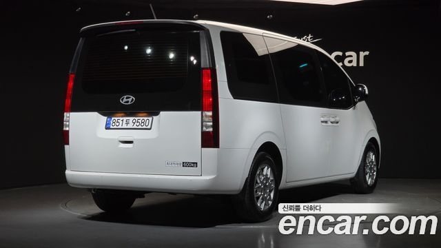 Hyundai Staria 2025 — photo 2