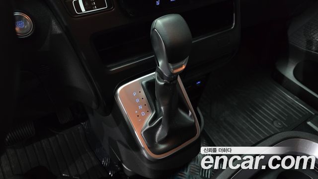 Hyundai Staria 2025 — photo 9