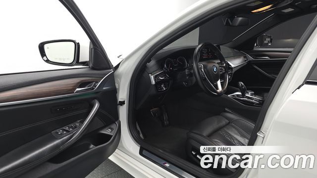 BMW 5-Series 2017 — photo 13