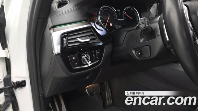 BMW 5-Series 2017 — photo 19