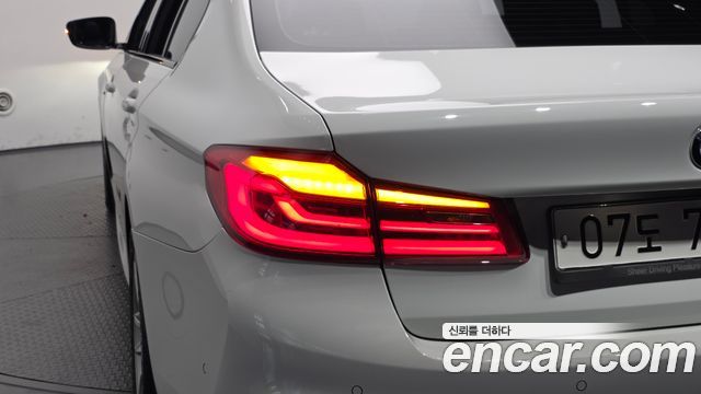 BMW 5-Series 2017 — photo 9