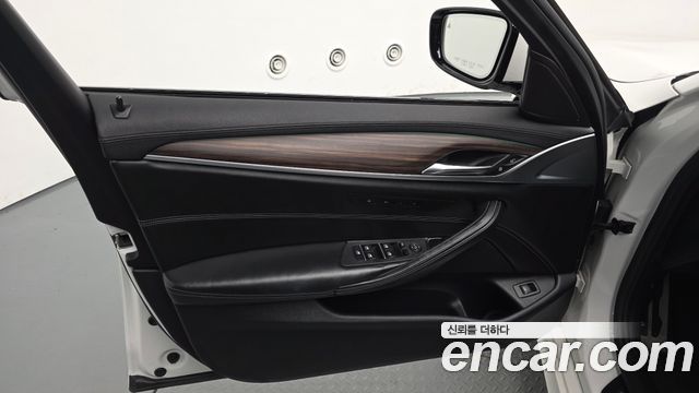 BMW 5-Series 2017 — photo 14