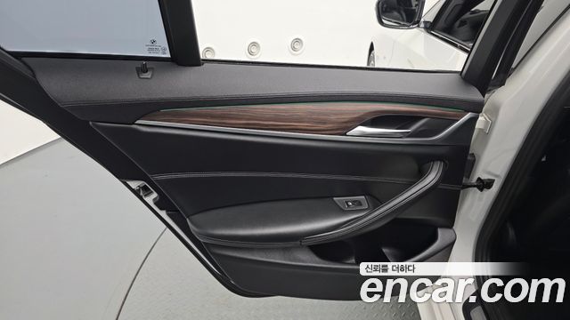 BMW 5-Series 2017 — photo 15