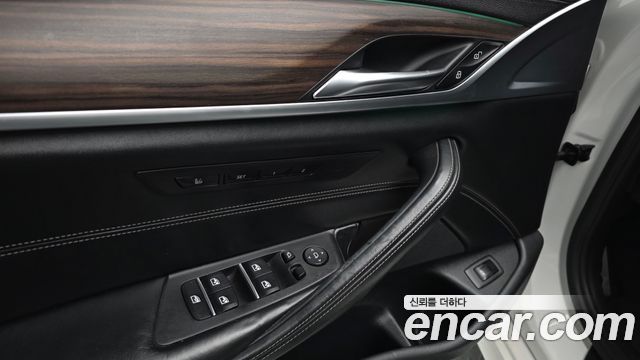 BMW 5-Series 2017 — photo 27