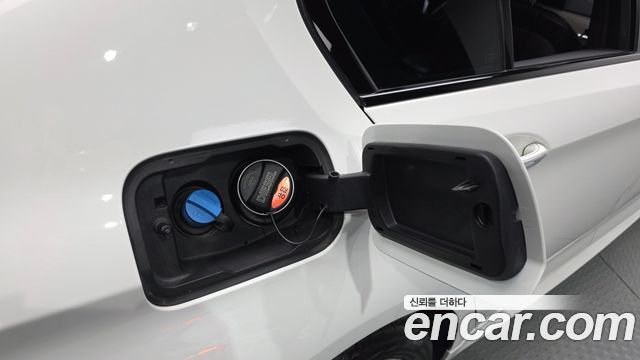 BMW 5-Series 2017 — photo 28