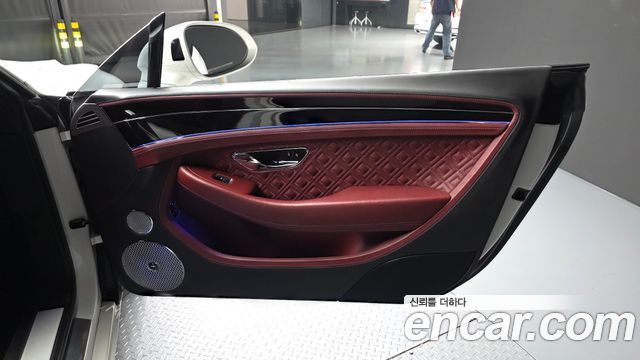 Bentley Continental 2023 — photo 15