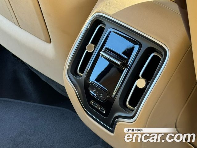 Aston Martin DBX 2022 — photo 8