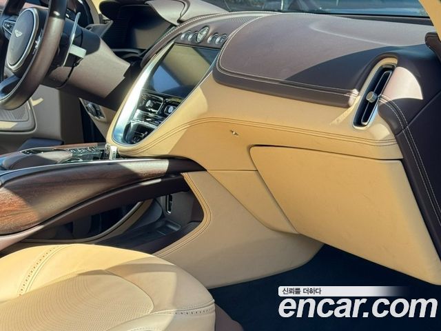 Aston Martin DBX 2022 — photo 9