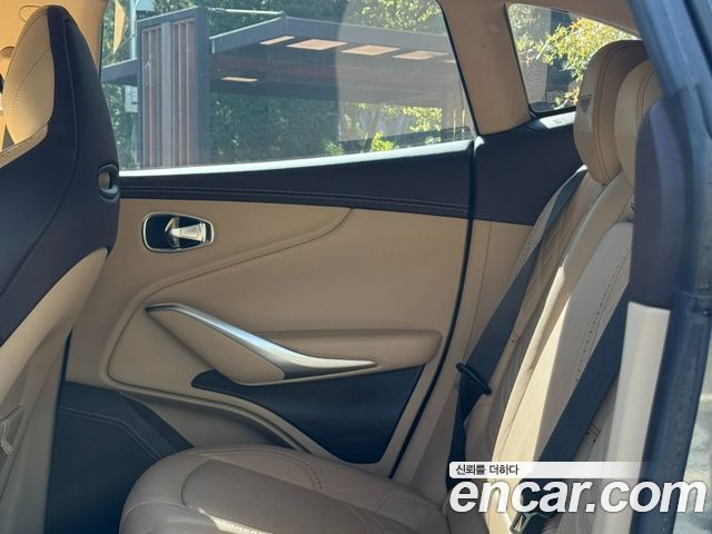 Aston Martin DBX 2022 — photo 11