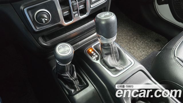 Jeep Wrangler 2022 — photo 12