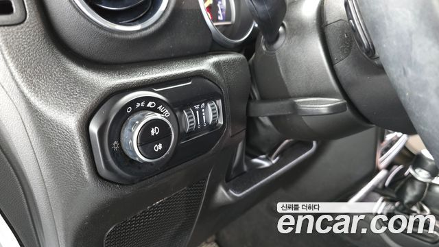 Jeep Wrangler 2022 — photo 23