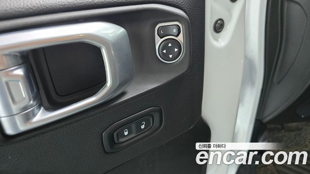 Jeep Wrangler 2022 — photo 25