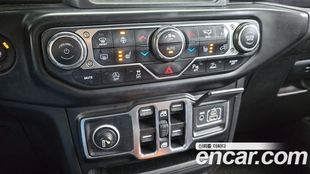 Jeep Wrangler 2022 — photo 26