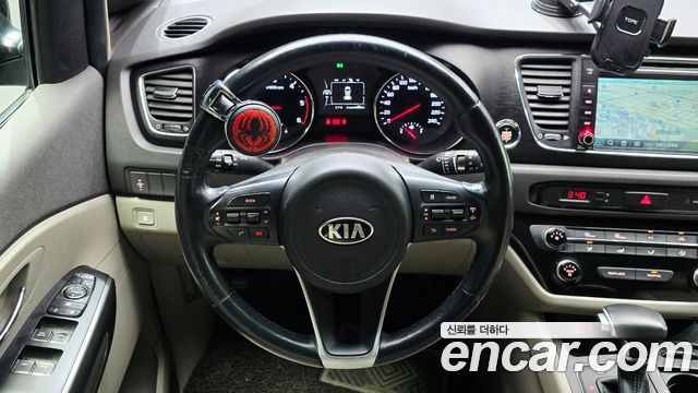 Kia Canival 2017 — photo 21
