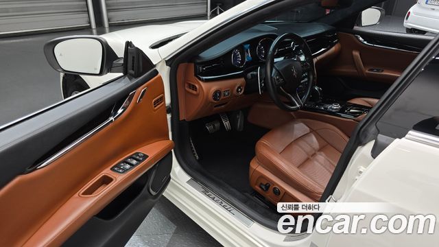 Maserati Quattroporte 2017 — photo 10