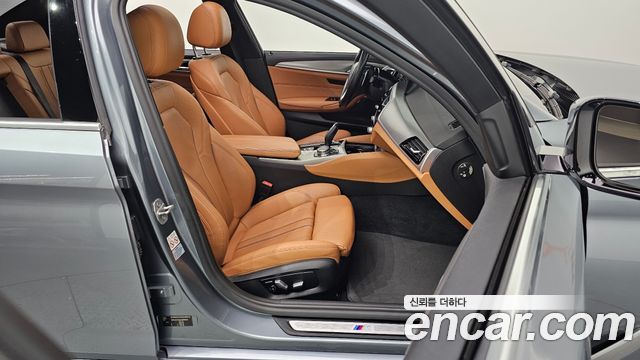 BMW 5-Series 2018 — photo 13