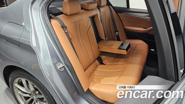 BMW 5-Series 2018 — photo 17