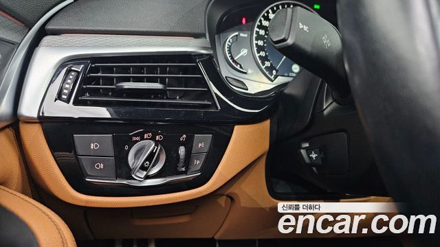 BMW 5-Series 2018 — photo 22