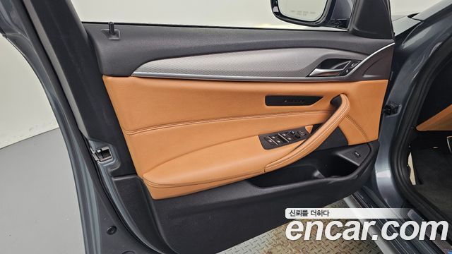 BMW 5-Series 2018 — photo 14
