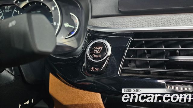 BMW 5-Series 2018 — photo 27