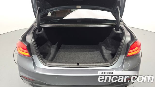 BMW 5-Series 2018 — photo 31